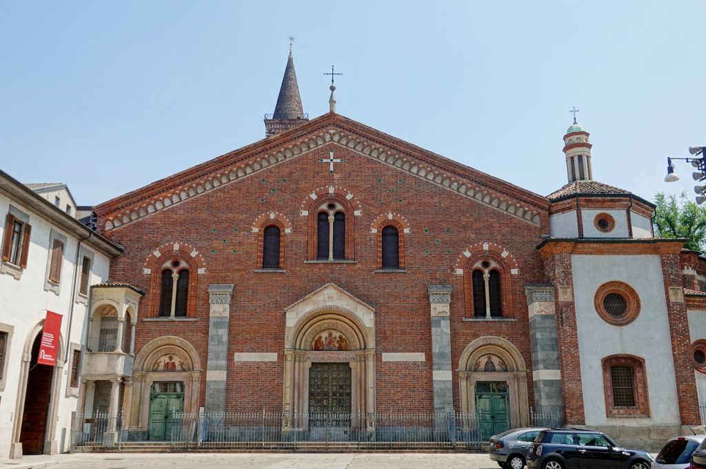 Facciata in mattoni della basilica di Sant’Eustorgio a Milano.