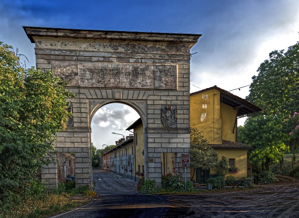 Arco d’ingresso di Corte Sant’Andrea, con le case del borgo oltre il passaggio.