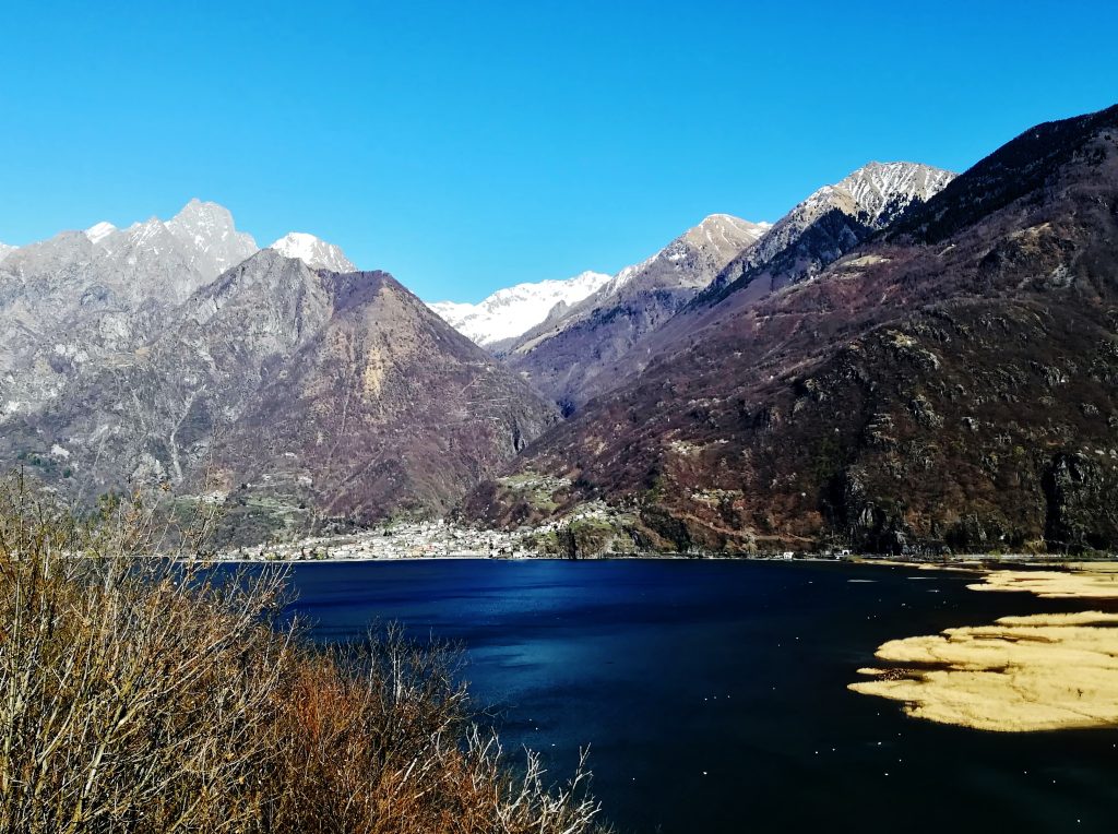 Acque e canneti della riserva Pian di Spagna e Lago di Mezzola, visti dal Sasso di Dascio.